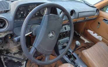 Mercedes-240d-diesel-1979-white-17
