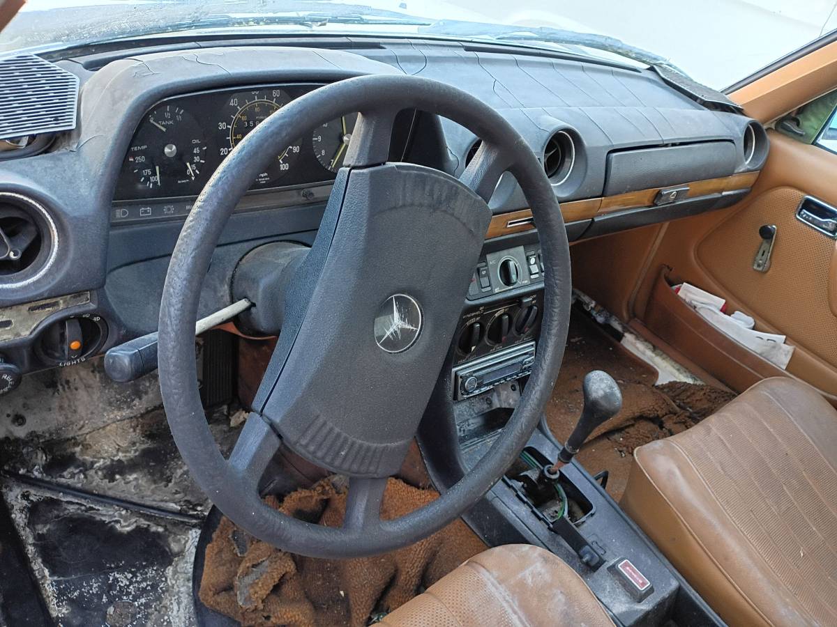 Mercedes-240d-diesel-1979-white-17