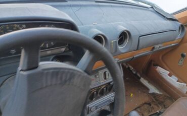 Mercedes-240d-diesel-1979-white-18