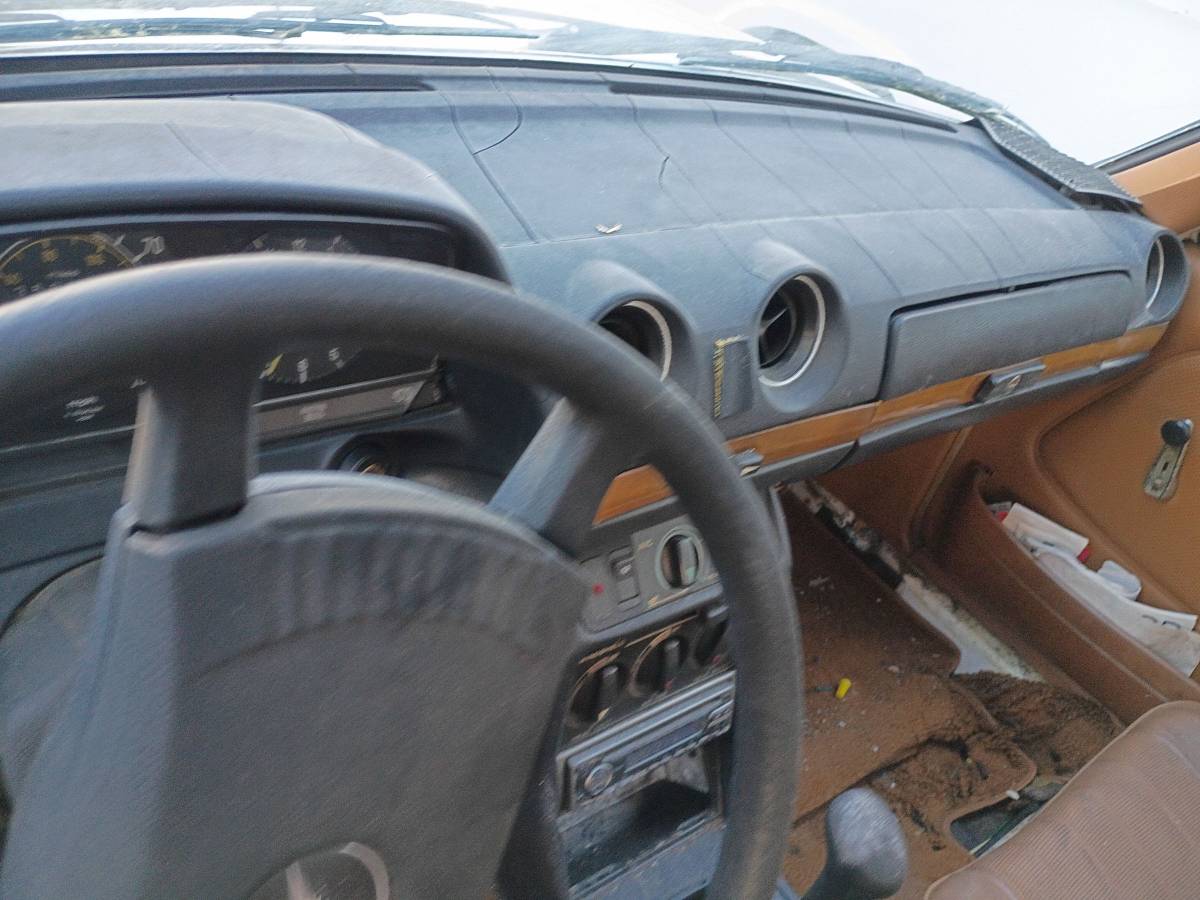 Mercedes-240d-diesel-1979-white-18