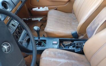 Mercedes-240d-diesel-1979-white-19