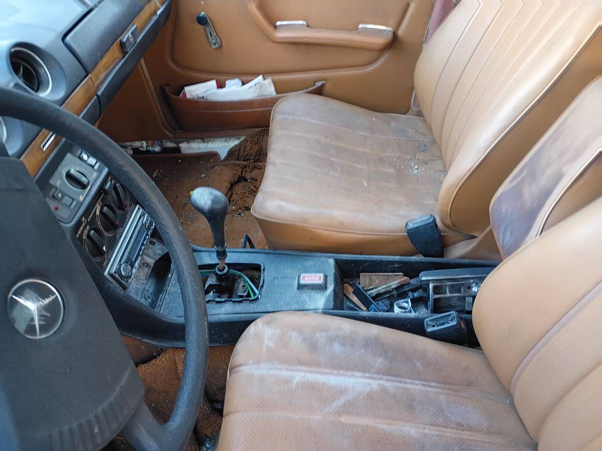 Mercedes-240d-diesel-1979-white-19