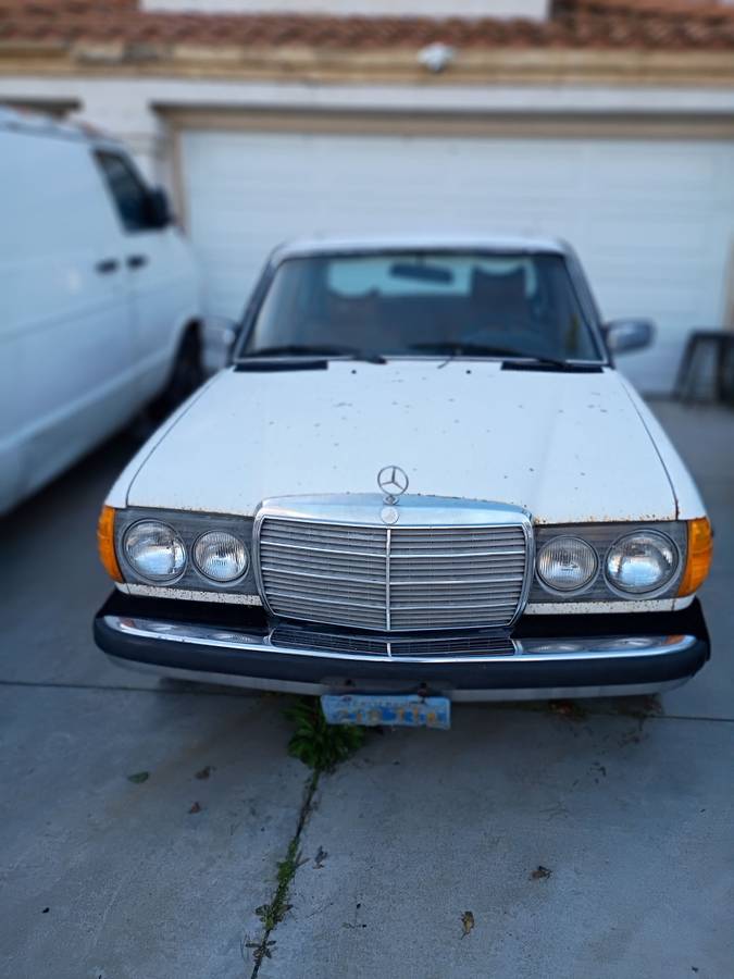Mercedes-240d-diesel-1979-white-2