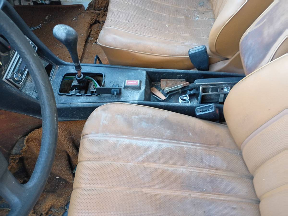 Mercedes-240d-diesel-1979-white-20