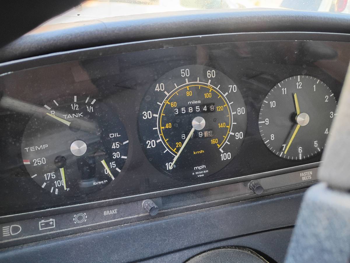 Mercedes-240d-diesel-1979-white-21