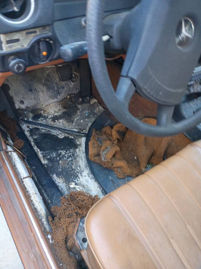 Mercedes-240d-diesel-1979-white-22