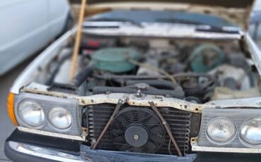 Mercedes-240d-diesel-1979-white-23