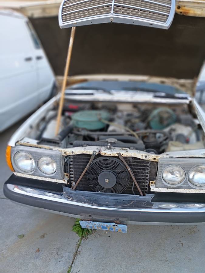 Mercedes-240d-diesel-1979-white-23