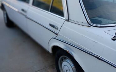 Mercedes-240d-diesel-1979-white-4