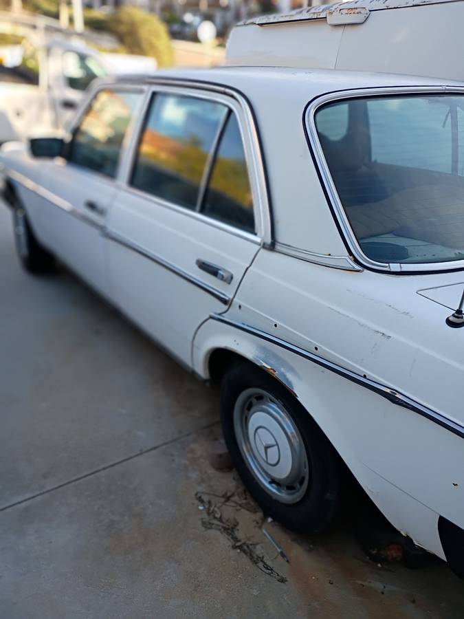 Mercedes-240d-diesel-1979-white-4
