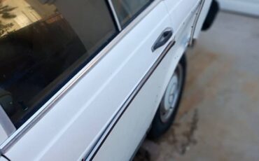Mercedes-240d-diesel-1979-white-6
