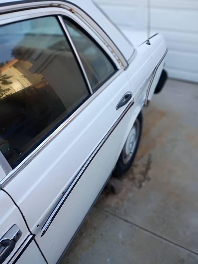 Mercedes-240d-diesel-1979-white-6