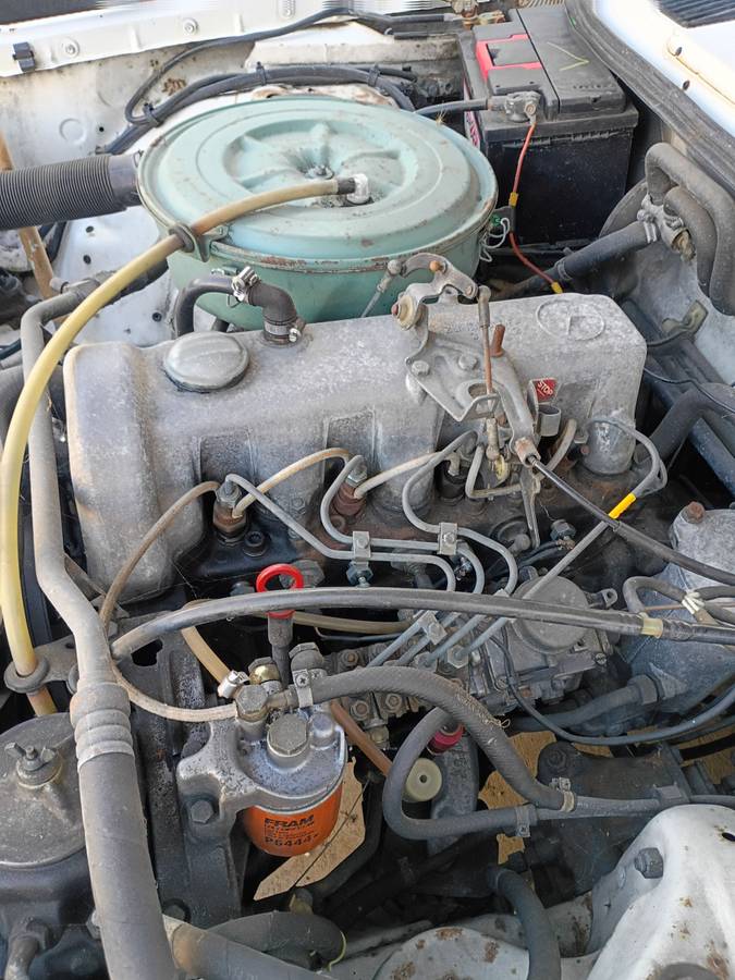 Mercedes-240d-diesel-1979-white-9