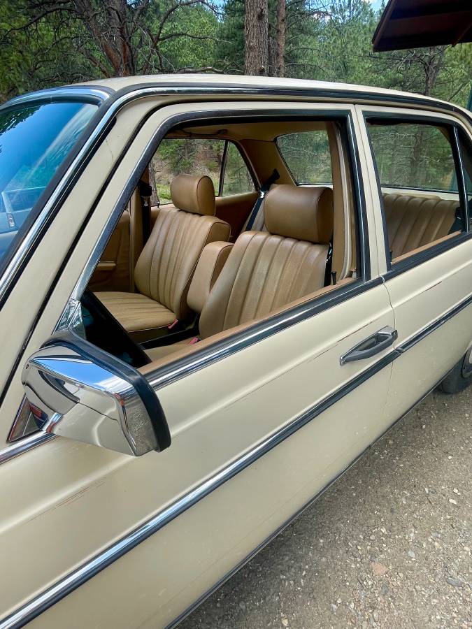 Mercedes-240d-diesel-1981-yellow-5