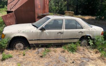 Mercedes-300-e-1987-yellow-1