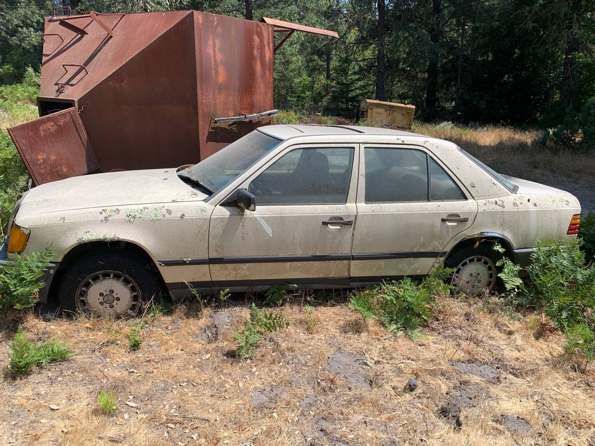 Mercedes-300-e-1987-yellow-1