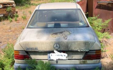 Mercedes-300-e-1987-yellow-3