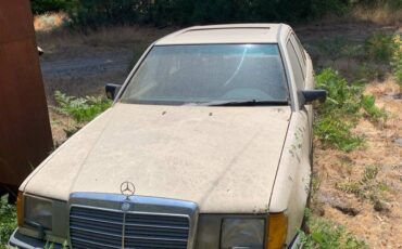 Mercedes-300-e-1987-yellow