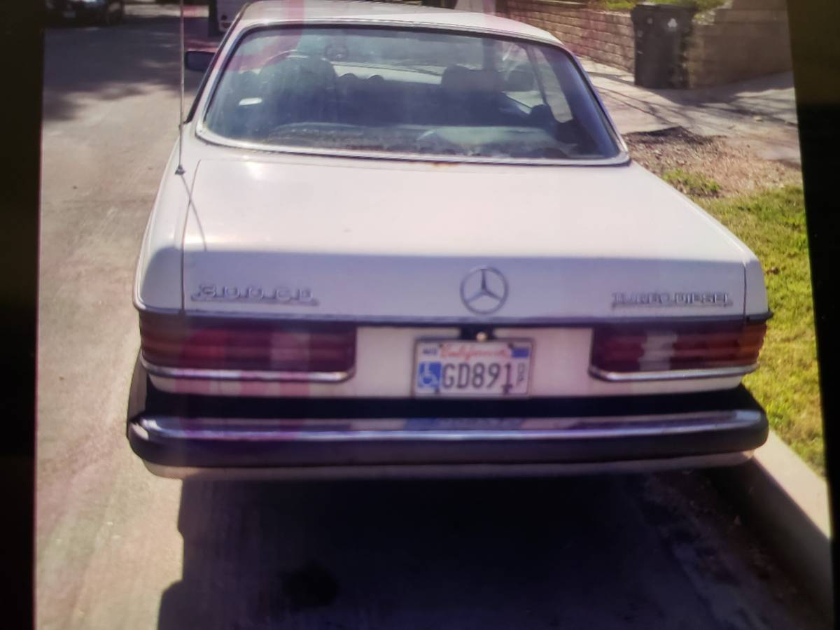 Mercedes-300cd-turbo-diesel-1982-white-3