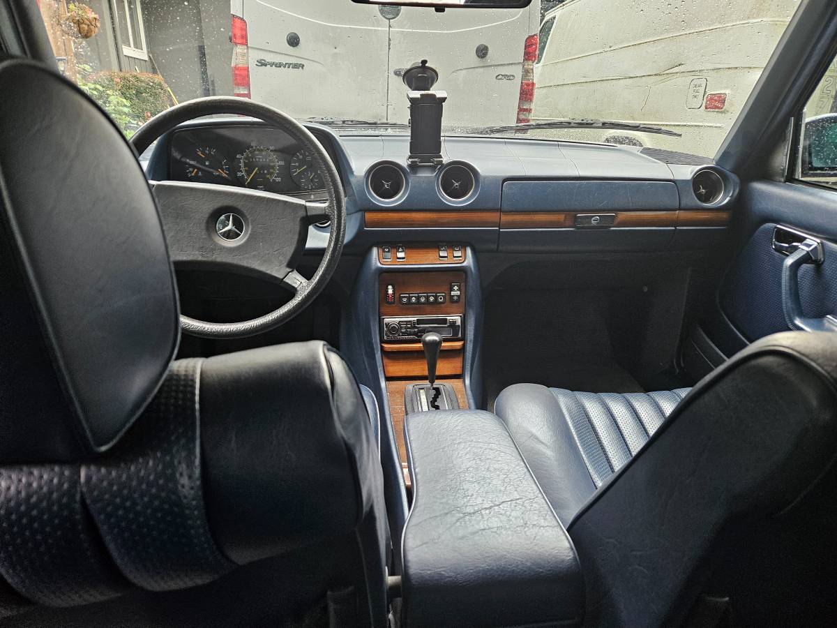 Mercedes-300d-diesel-1984-silver-1