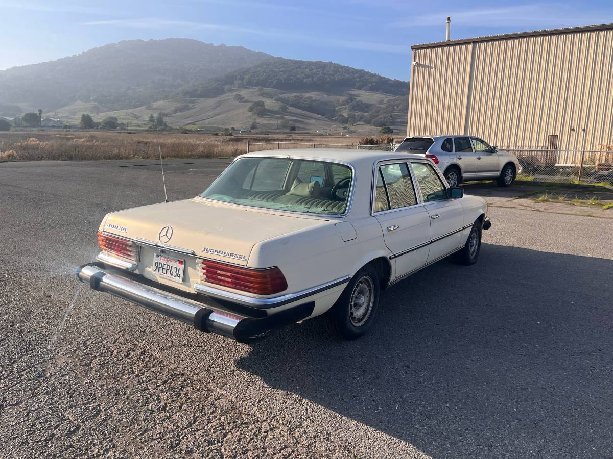 Mercedes-300sd-diesel-1980-yellow-1