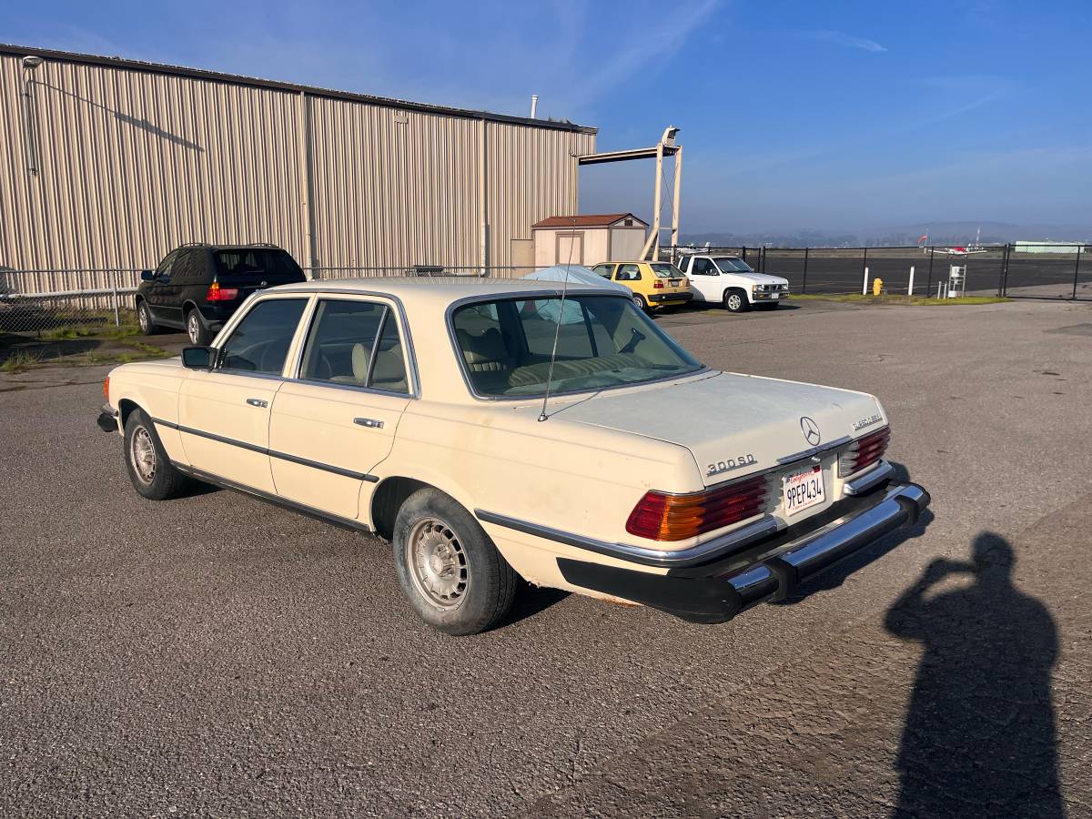 Mercedes-300sd-diesel-1980-yellow-4