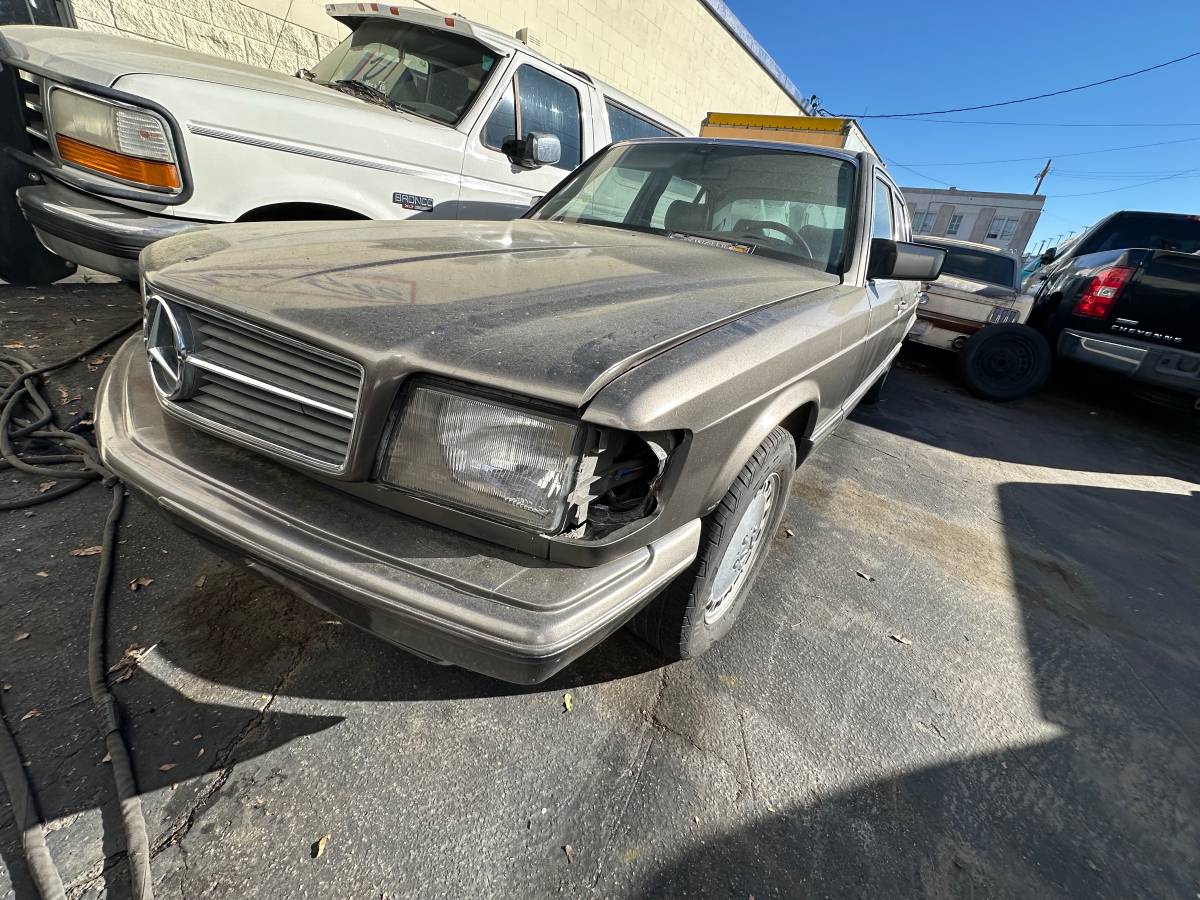 Mercedes-560-sel-1983-1