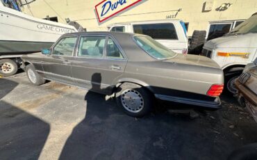 Mercedes-560-sel-1983-3