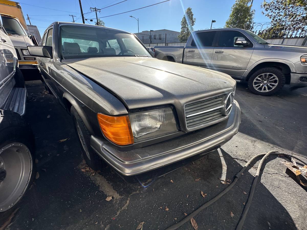 Mercedes-560-sel-1983-5