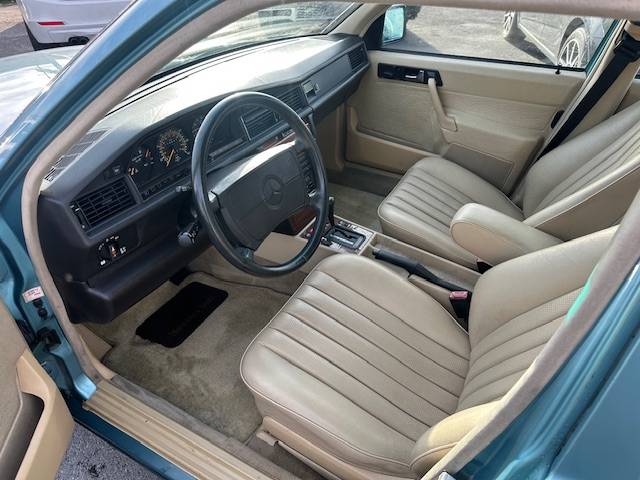 Mercedes-benz-190e-1991-2