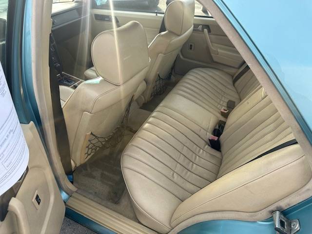 Mercedes-benz-190e-1991-3