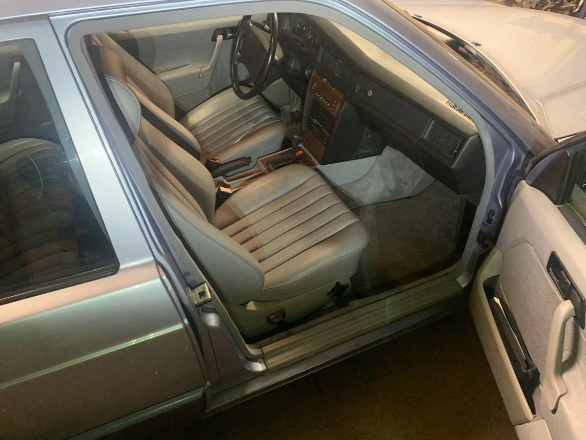 Mercedes-benz-190e-1991-4