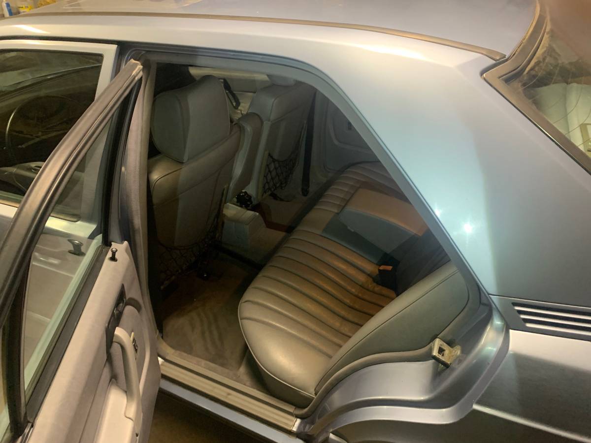 Mercedes-benz-190e-1991-7