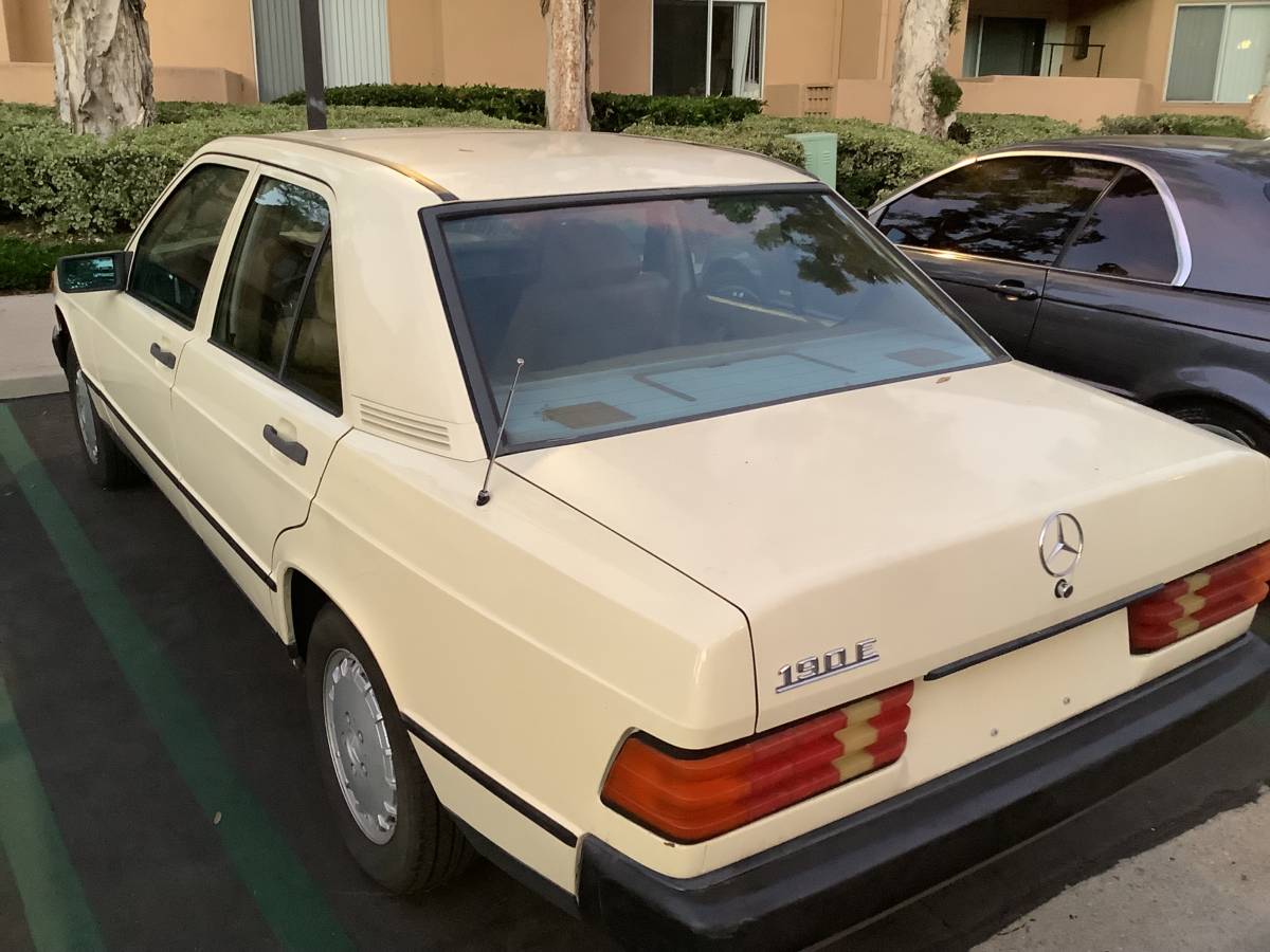 Mercedes-benz-190e-1991-yellow-2