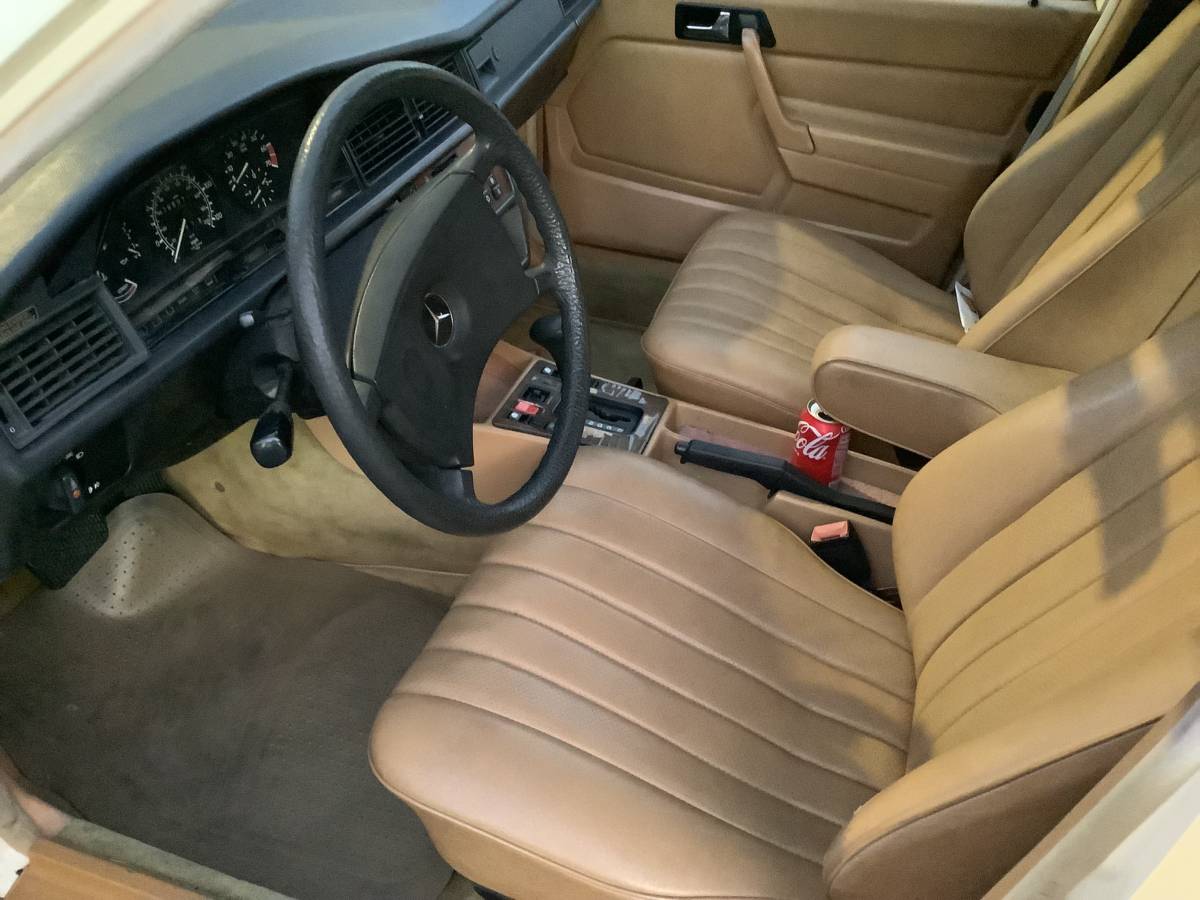 Mercedes-benz-190e-1991-yellow-3