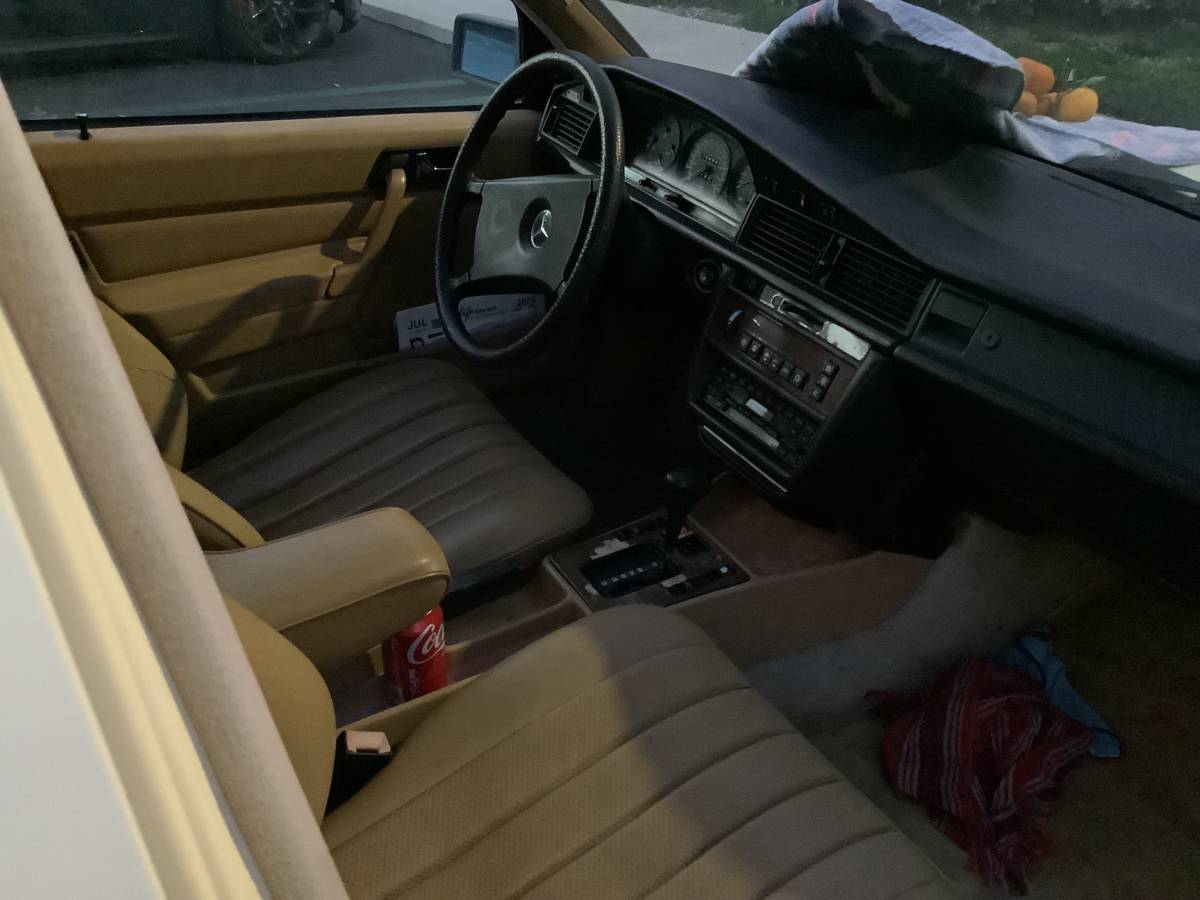 Mercedes-benz-190e-1991-yellow-4