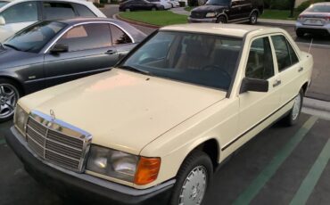 Mercedes-benz-190e-1991-yellow-6