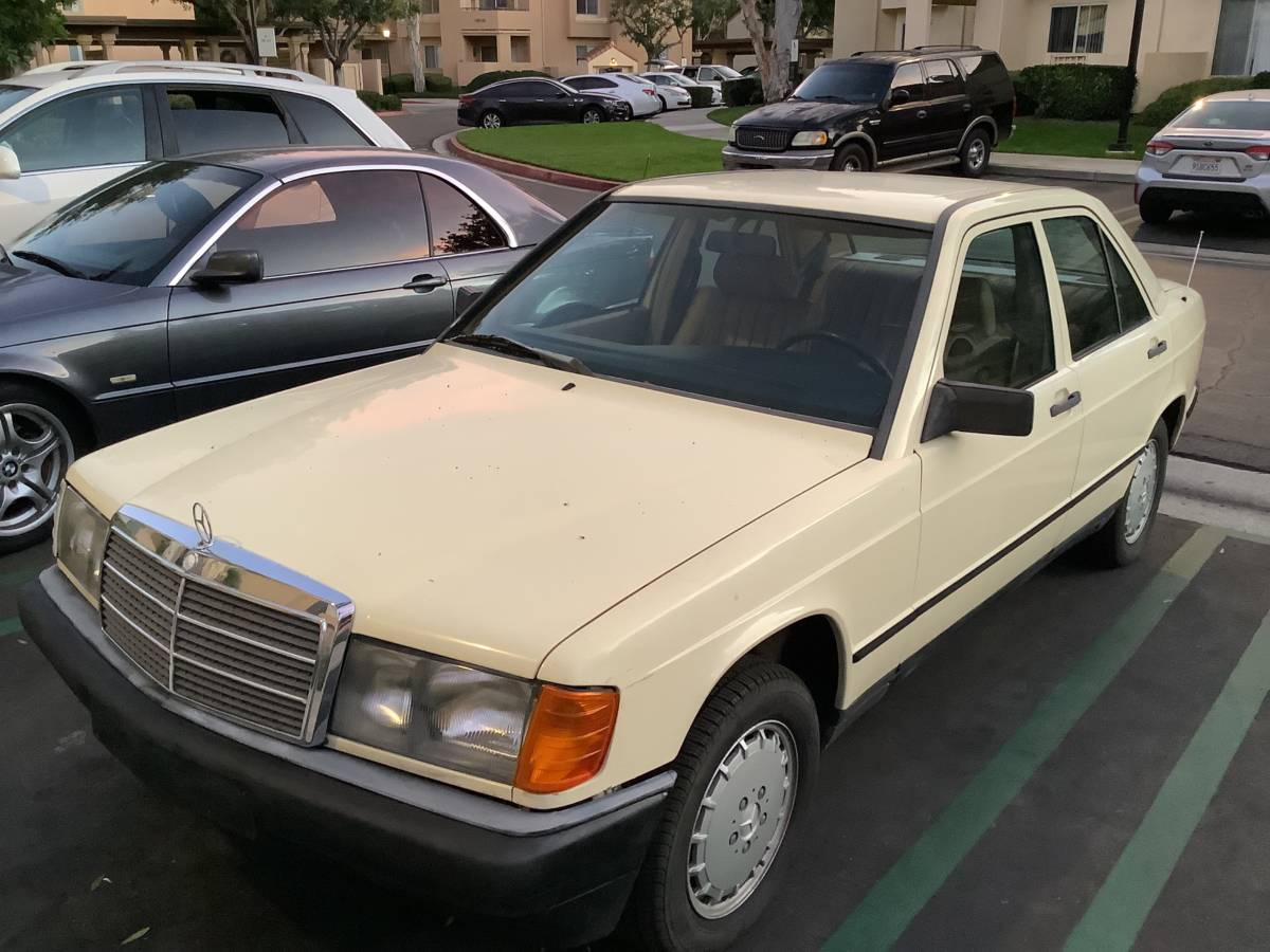 Mercedes-benz-190e-1991-yellow-6