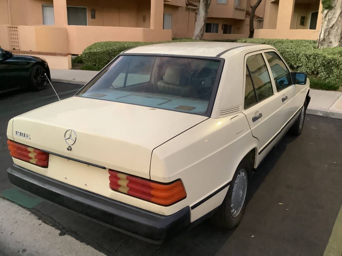 Mercedes-benz-190e-1991-yellow