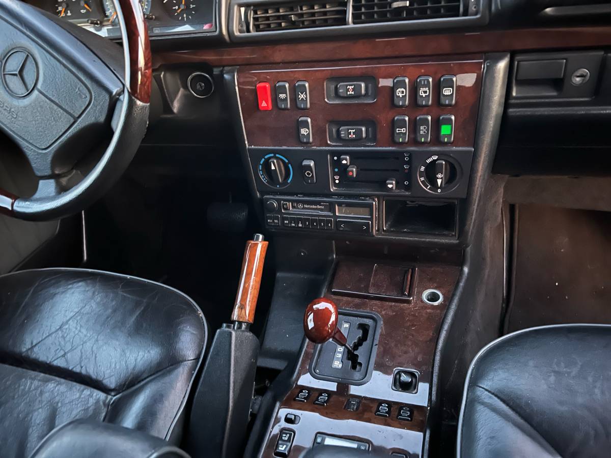 Mercedes-benz-1993-silver-4