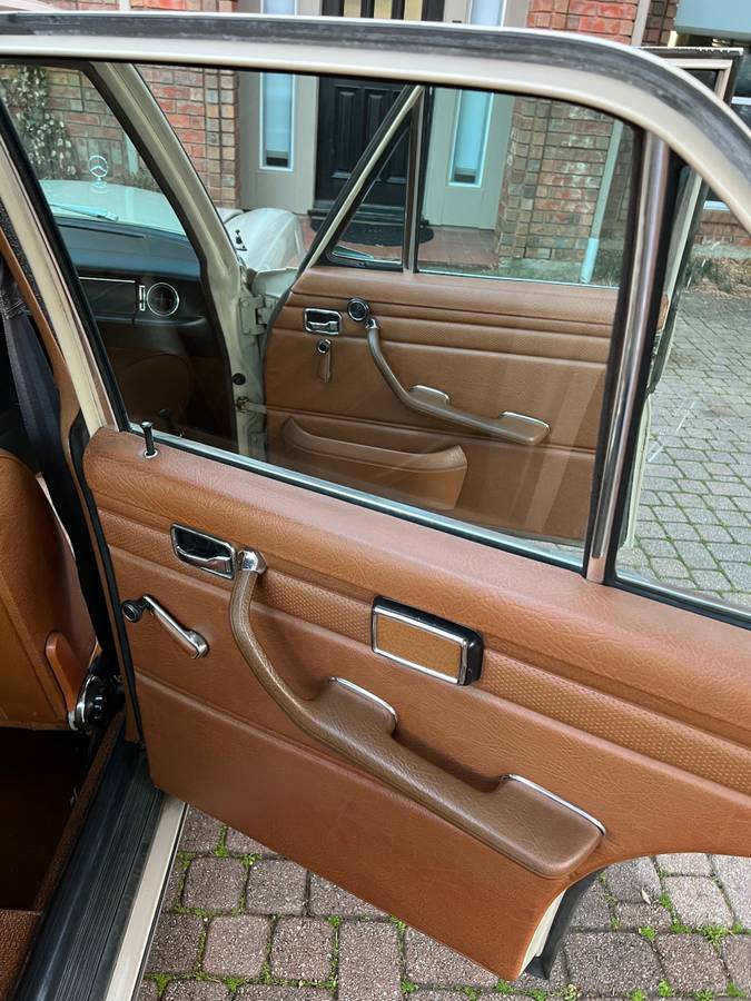 Mercedes-benz-220d-diesel-1972-yellow-10