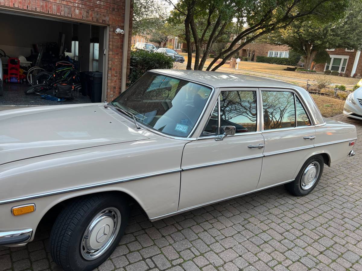 Mercedes-benz-220d-diesel-1972-yellow-2