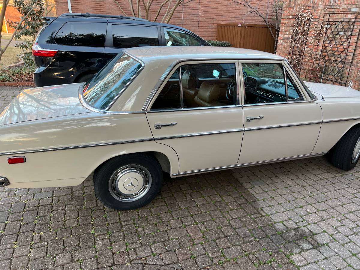 Mercedes-benz-220d-diesel-1972-yellow-4