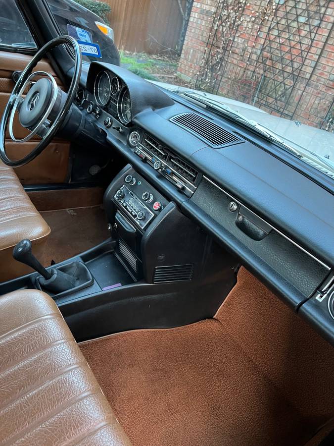 Mercedes-benz-220d-diesel-1972-yellow-7