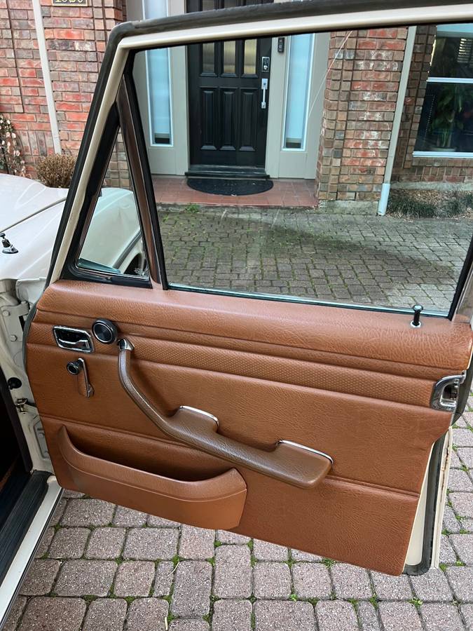 Mercedes-benz-220d-diesel-1972-yellow-9