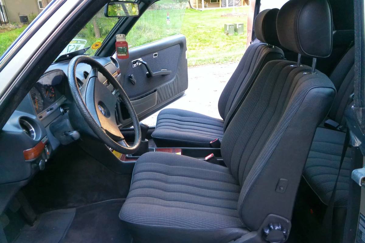 Mercedes-benz-230ce-1984-silver-4