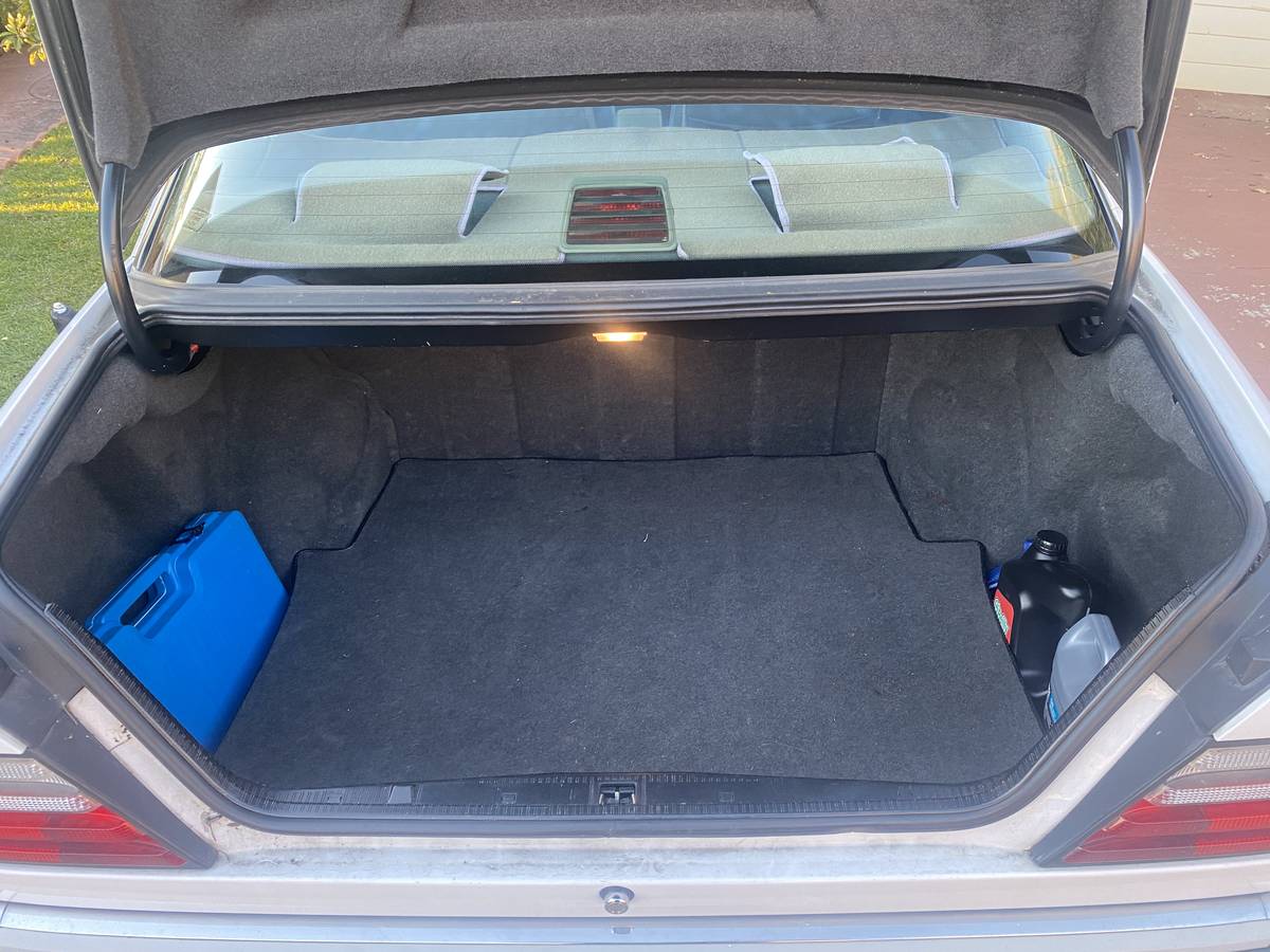 Mercedes-benz-300-1993-white-4