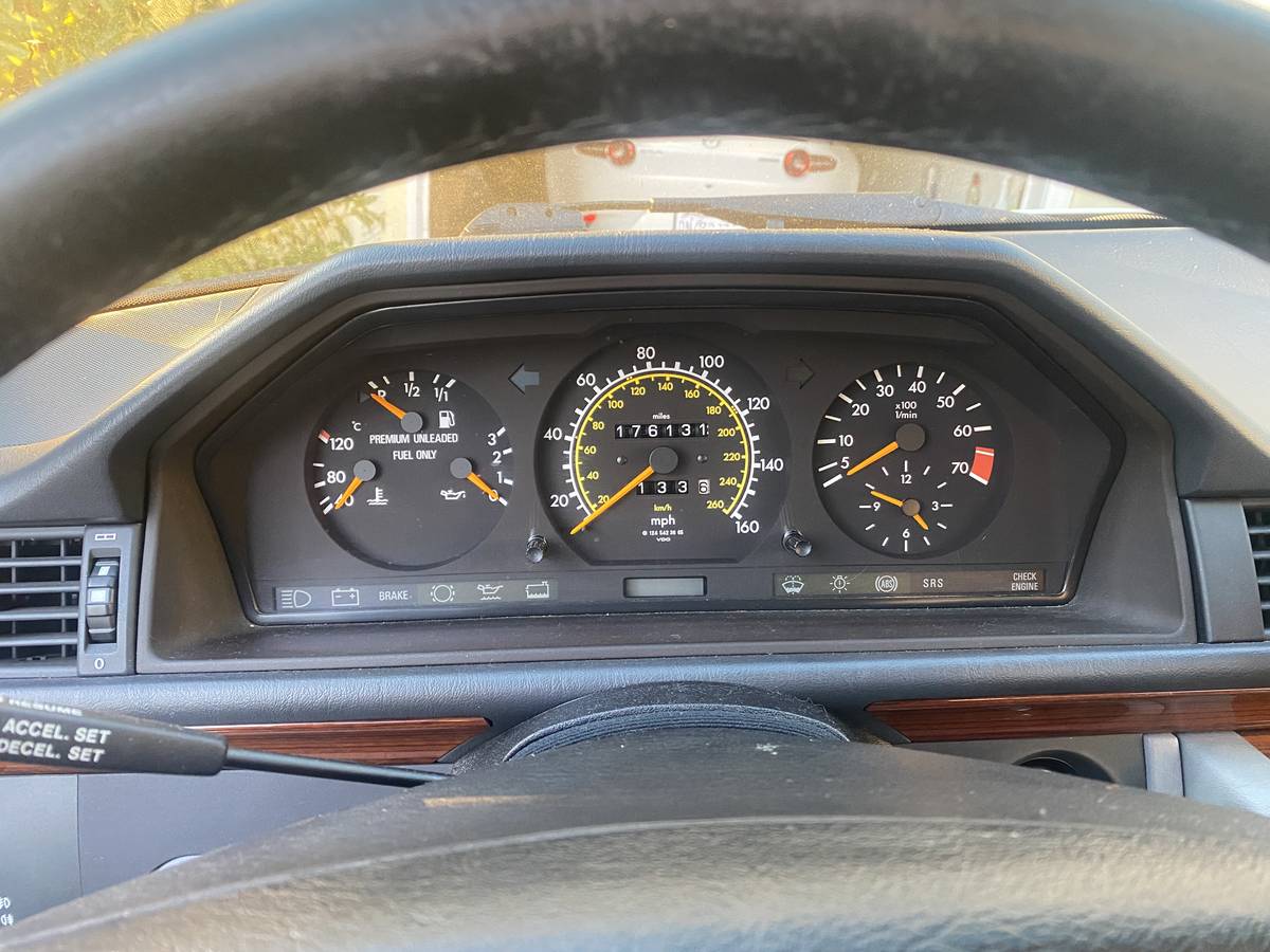 Mercedes-benz-300-1993-white-8