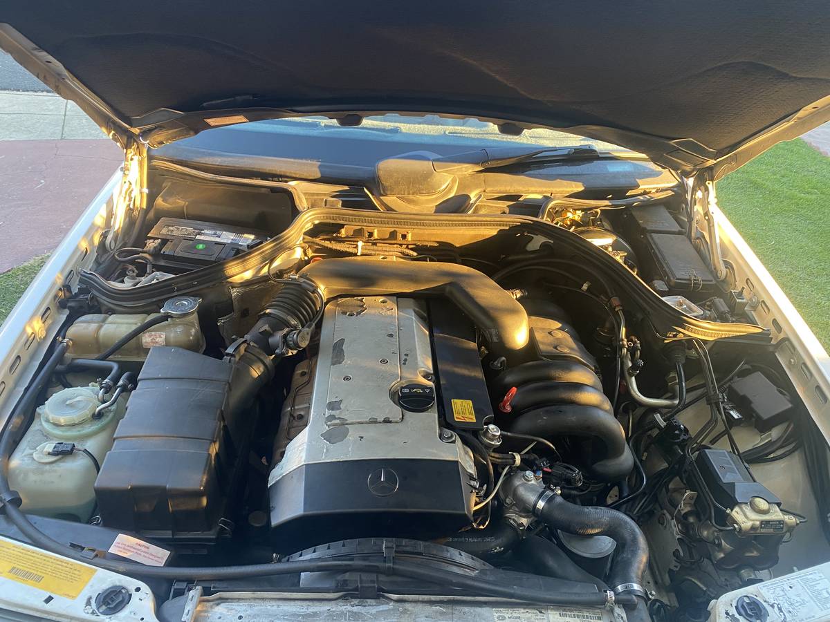 Mercedes-benz-300-1993-white-9