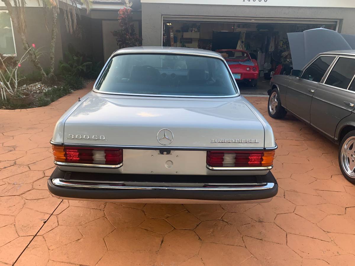 Mercedes-benz-300-diesel-1985-silver-11